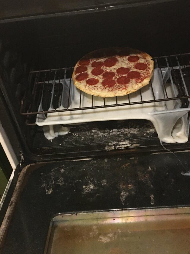 Моя сестра положила пластиковую разделочную доску под пиццу, чтобы не заляпать духовку