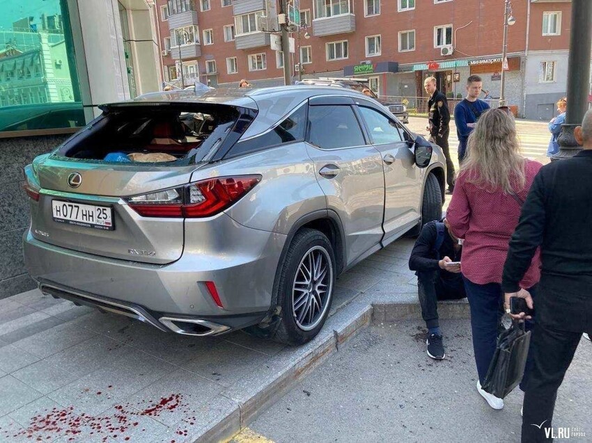 Забыла поставить на "ручник": неуправляемое авто    во Владивостоке сбило двух пешеходов