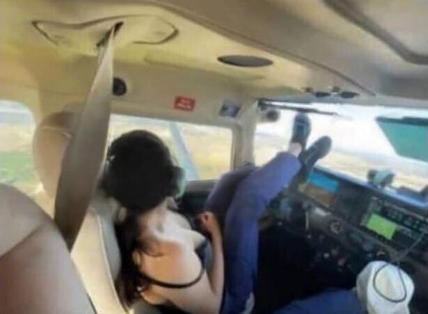 Российского пилота-инструктора уволили за откровенное секс-видео в кабине с ученицей