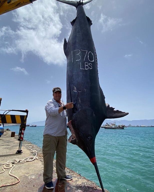 Три рыбака поймали гигантскую рыбину весом 621 кг