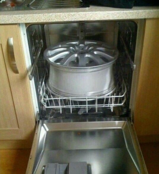 Без жены можно и в посудомойке помыть!