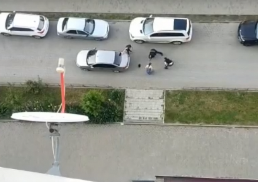 В Ростове водитель авто подрался с пешеходом, а потом четыре раза попытался его задавить