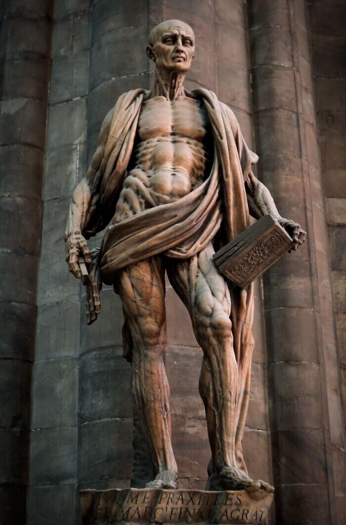 Статуя Апостола Варфоломея - одного из 12 учеников Христа, раннехристианского мученика. Исторически считается, что с него живьем сняли кожу. На статуе он облачён в свою кожу