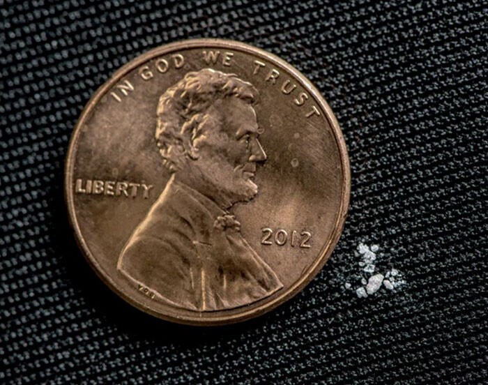 Маленькие крупинки справа - размер смертельной дозы фентанила, опиоидного анальгетика (2 миллиграмма)