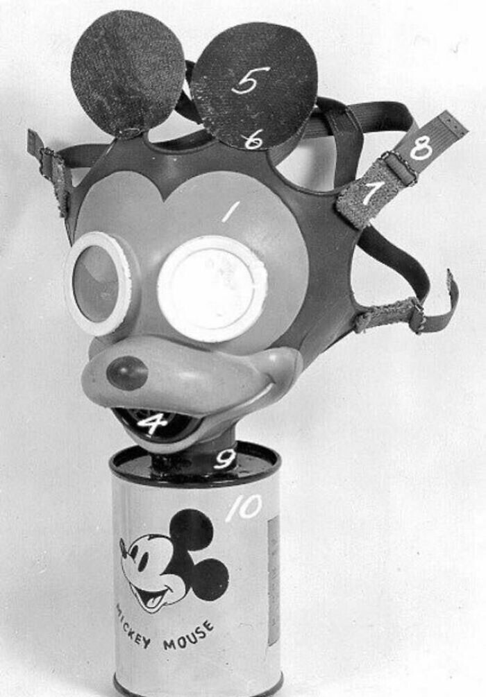 Противогаз с Микки Маусом от компании Disney - такие делали для детей во Вторую мировую войну