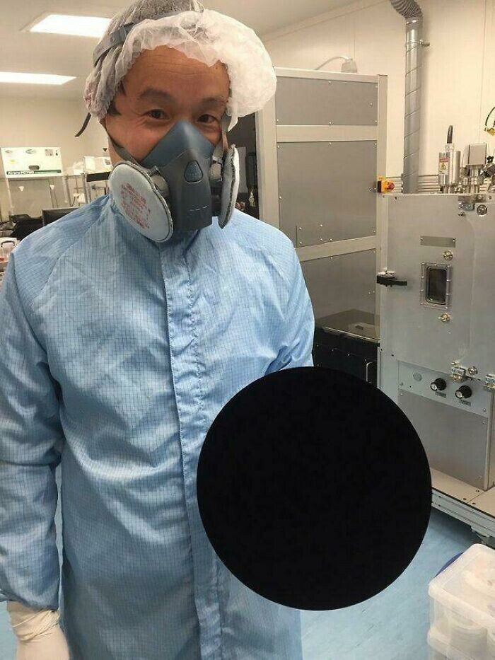 Ученый держит мяч, покрытый материалом Vantablack – самым темным материалом из известных науке