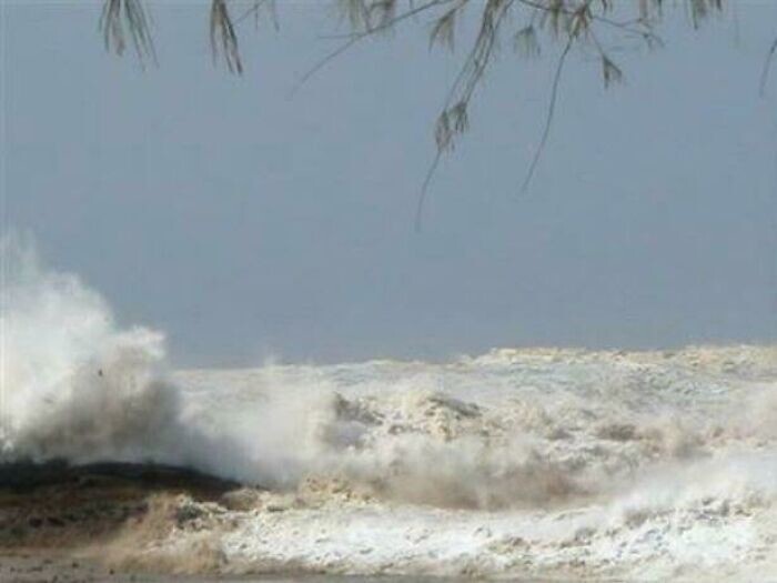 24. Пара из Канады сделала этот снимок за пару секунд до того, как их унесло цунами, обрушившееся на Таиланд в 2004 году