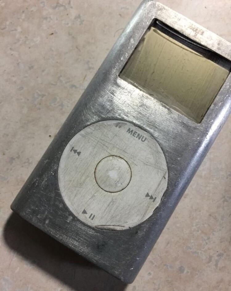 20. "Мой приятель попытался убрать царапины с iPod наждачкой"