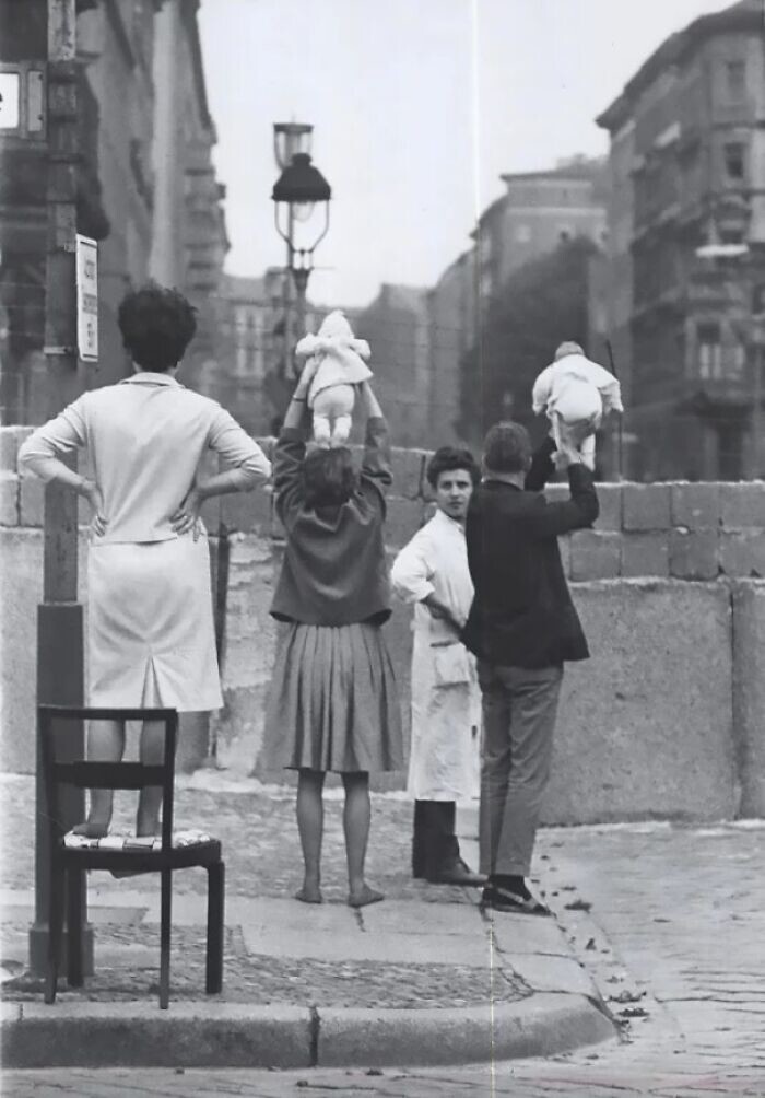7. Жители Западного Берлина показывают детей их бабушкам и дедушкам, живущим в Восточном Берлине, 1961 год