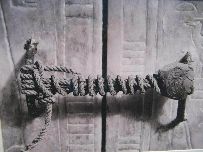27. Печать на дверях гробницы Тутанхамона перед тем, как ее вскрыли в 1923 году. Она оставалась нетронутой более 3000 лет