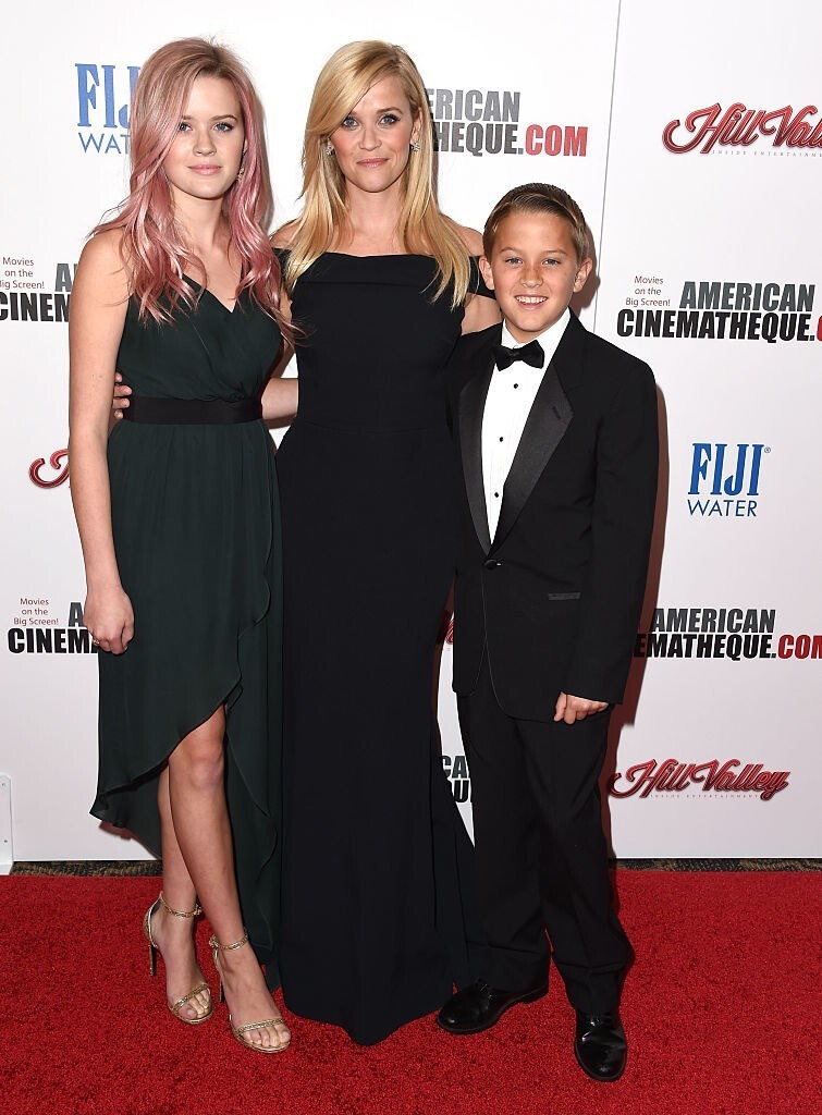1. Риз Уизерспун с дочерью Авой и сыном Теннеси на премии American Cinematheque Awards в 2019 году