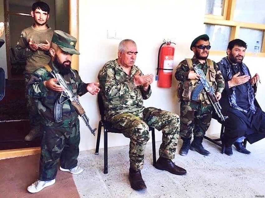 Афганский маршал Абдул Рашид Дустум в окружении сотрудников службы безопаснос...