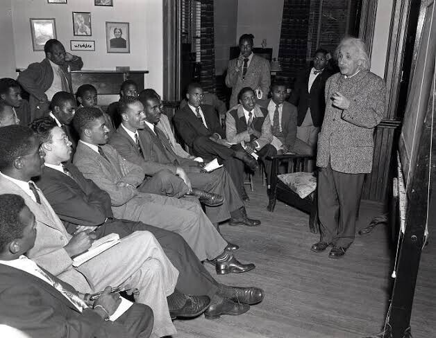 Альберт Эйнштейн бросил вызов преобладающему расовому климату в то время, посетив Университет Линкольна, штат Пенсильвания — первый колледж  в США, предоставляющий учёную степень чернокожим. 1946 год