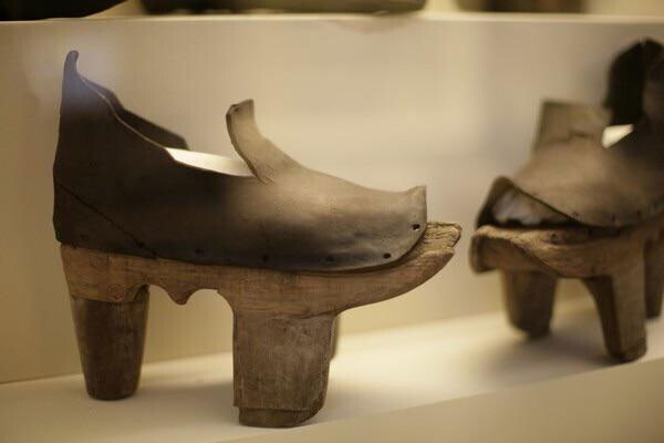 Мясники были первыми, кто носил высокие каблуки, чтобы держать обувь в чистоте