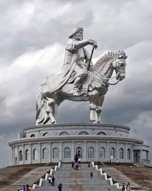 Статуя императора Чингисхана в Монголии