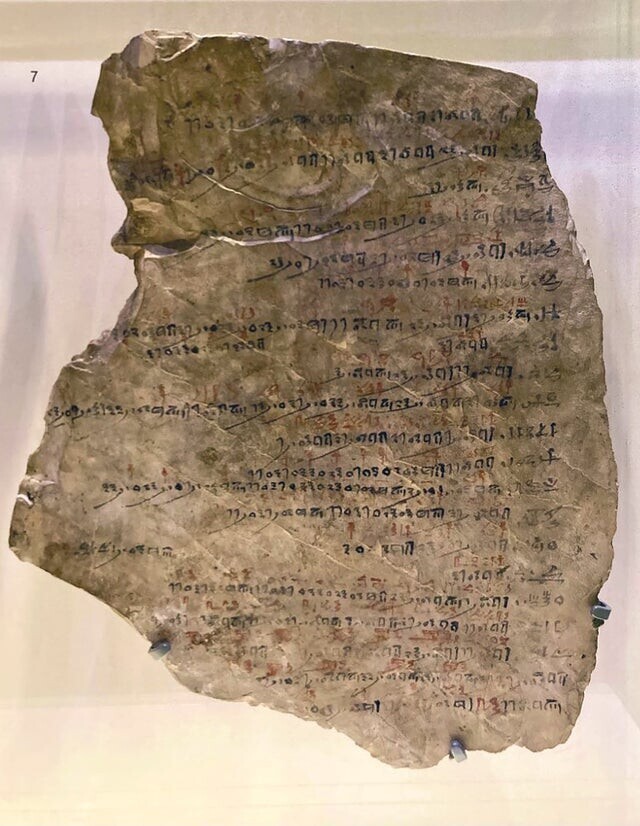 Это 3200-летний лист посещаемости, найденный в Дейр-эль-Медине, Египет. Причины отсутствия работника включают “забальзамированного брата “и”укус скорпиона"