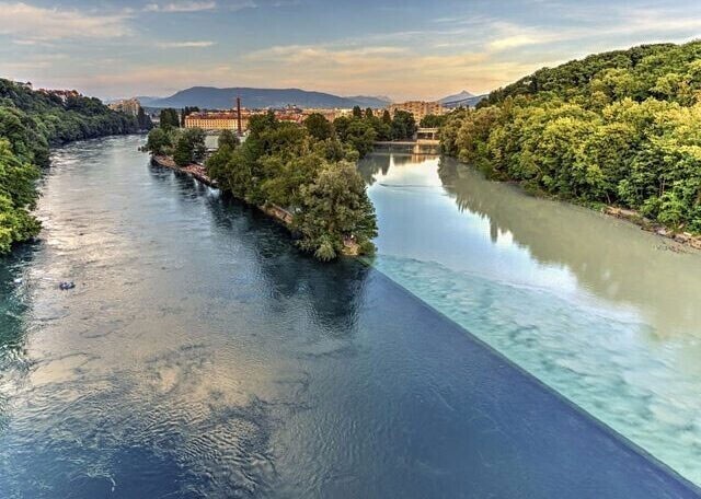 Реки Рона и Аве в Женеве, чьи воды сливаются и имеют разные отложения, и поэтому они разного цвета