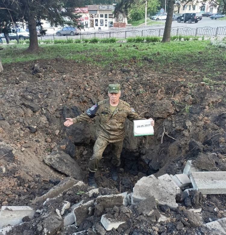 Воронка от снаряда калибром 155 мм, выпущенная из САУ М777 по Донецку