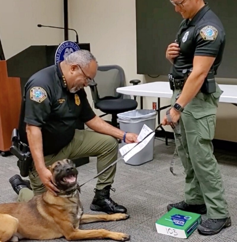 Полицейский пёс не мог скрыть эмоций на своей присяге