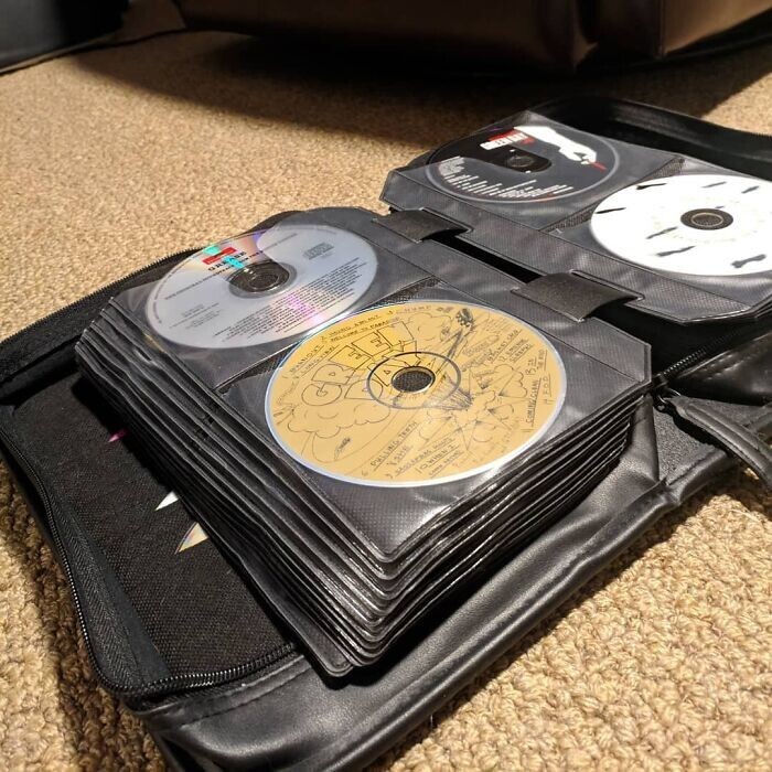 2. Футляр для дисков из 2000-х