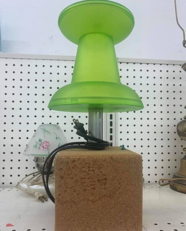 Лампа в форме канцелярской кнопки