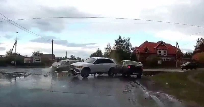 Авария дня. ДТП на перекрёстке неравнозначных дорог в Самарской области