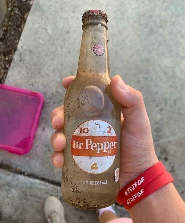 "Раскопал в саду старую бутылку Dr Pepper. Оригинал!"