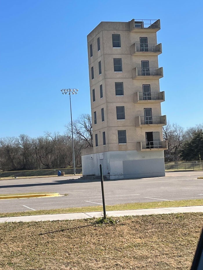 18. «Что это за 6-этажная крошечная башня посреди парковки рядом с бейсбольным полем на востоке Остина, штат Техас?»