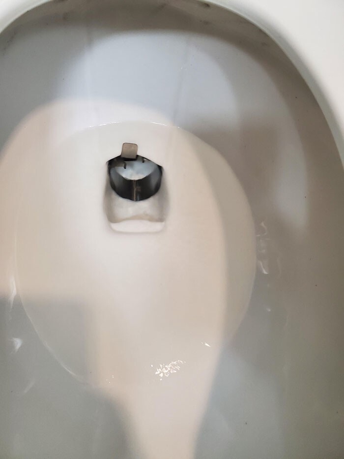 32. «Это металлическое «кольцо» было в каждом туалете больницы».
