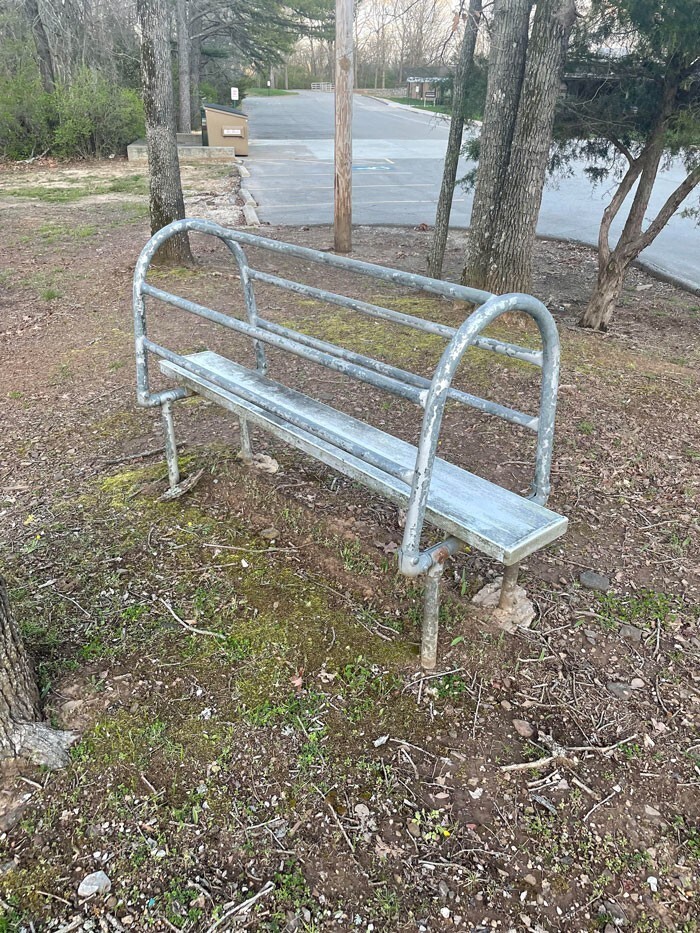30. «Странная «скамейка» возле парковки старой начальной школы»