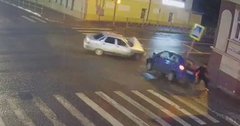 Авария дня. Дорожный знак уберёг пешехода от травм в Серпухове