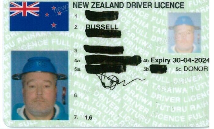 11. Мужчине из Новой Зеландии разрешили сфотографироваться на водительские права с дуршлагом для макарон на голове. Он заявил, что это делается в религиозных целях