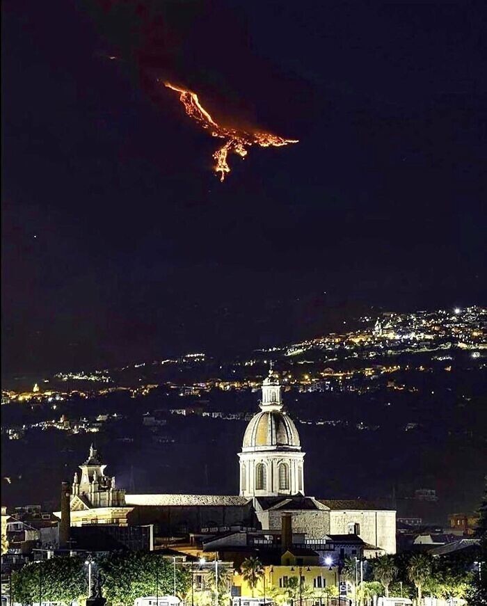 5. Извержение вулкана Этна (Сицилия) похоже на феникса в небе