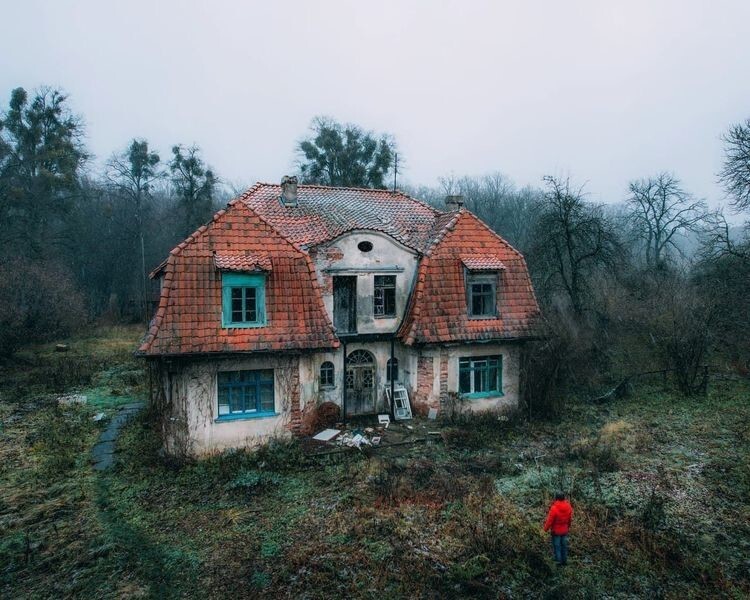 15 фото заброшенных мест, заставляющих почувствовать силу времени и истории