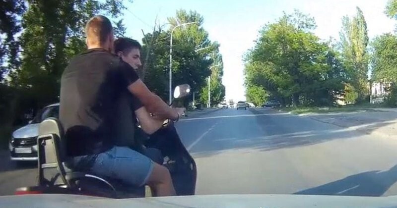 Хороший охотник: в Новочеркасске автомобилист сбил двоих на скутере