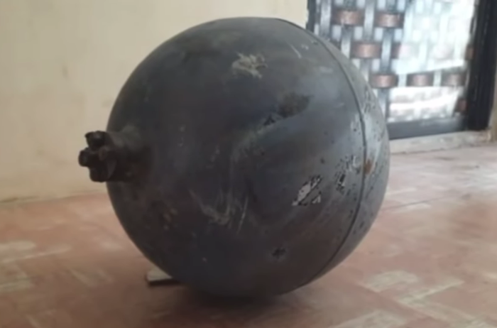 На деревни в Индии с неба упали загадочные металлические шары