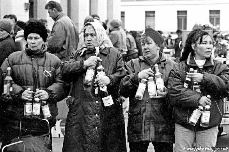 Продажа алкогольной продукции с рук у Ярославского вокзала, Москва, 1992 год