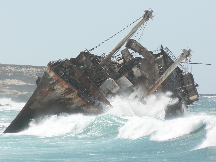 Удивительная история: моряки дрейфовали на пенопласте после кораблекрушения и выжили