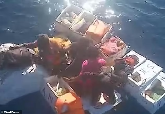 Удивительная история: моряки дрейфовали на пенопласте после кораблекрушения и выжили