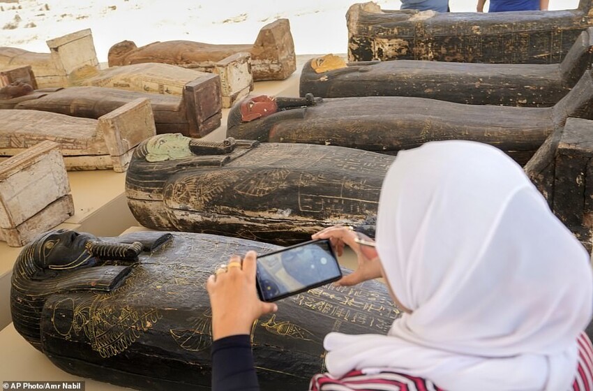 На выставке в Египте показали сотни древнеегипетских артефактов возрастом около 2500 лет