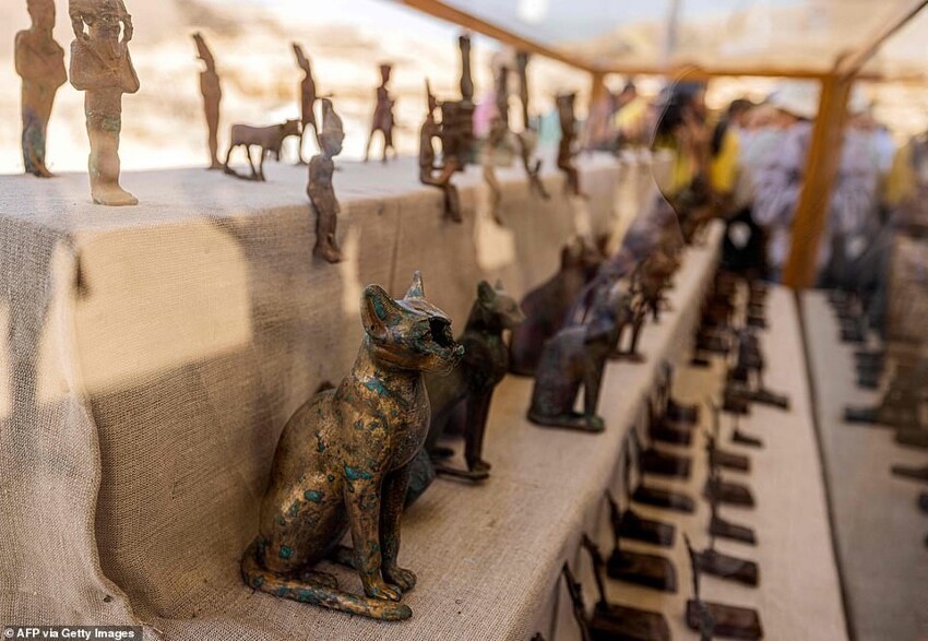 На выставке в Египте показали сотни древнеегипетских артефактов возрастом около 2500 лет
