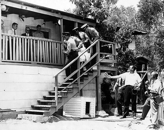 Людей насильно выселяют из их домов, на месте которых должны построить стадион Лос-Анджелес Доджерс, 1959 год