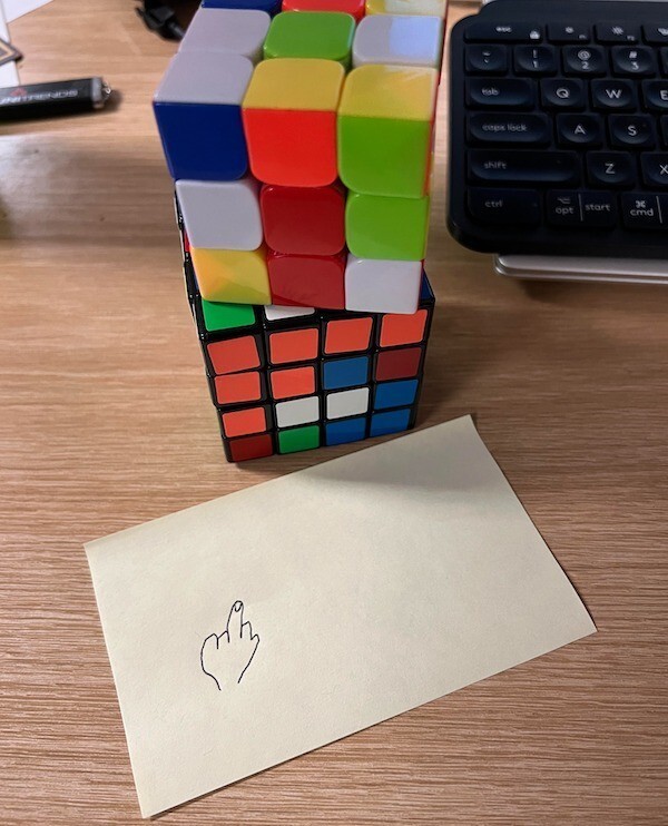 1. "Пока меня не было на рабочем месте, один мой коллега разобрал мои кубики Рубика и оставил очаровательный рисунок"