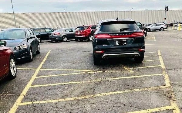 3. "Мой коллега каждый день паркуется вот так на одном и том же месте"