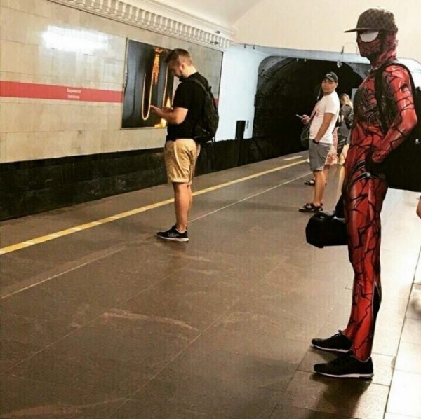 У человека-паука кончилась паутина, пришлось ехать на метро