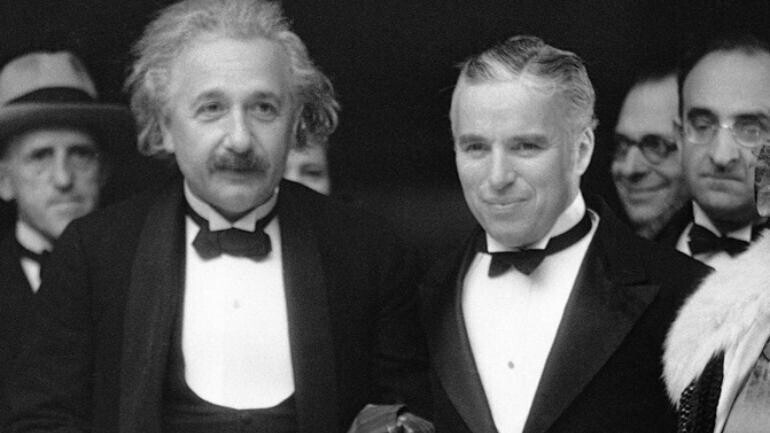 22. Альберт Эйнштейн был специальным гостем Чарли Чаплина в 1931 году на премьере фильма Чаплина «Огни большого города»
