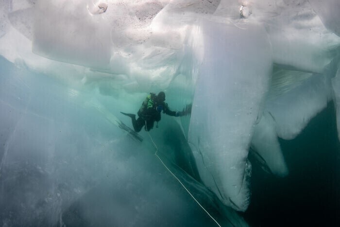 Вот как невероятно выглядит Байкал подо льдом