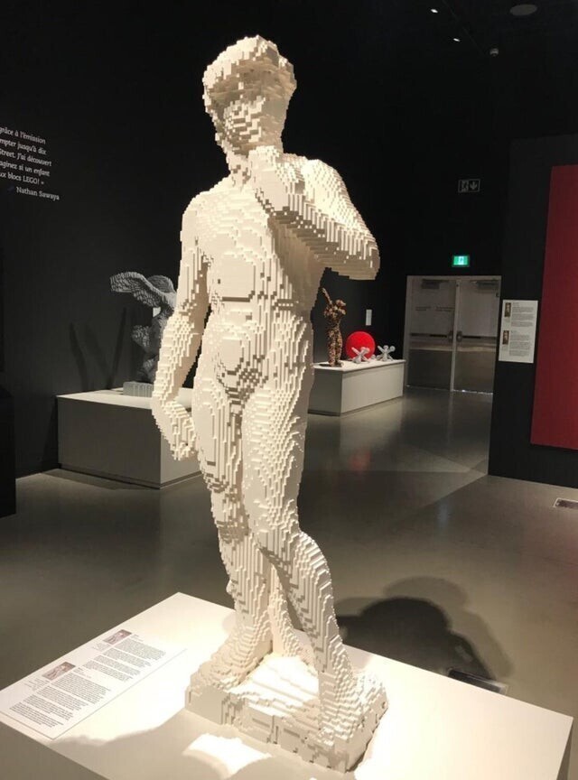 Копия легендарного шедевра Микеланджело "Давид", построенного целиком из Лего