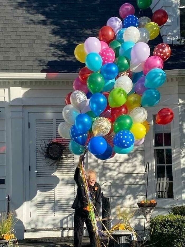 4. "Нашей соседке Бетти только что исполнилось 100 лет. Мы подарили ей шарики"