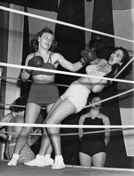 Мисс Италия кладёт на канаты мисс Швеции во время международного матча по женскому боксу в Стокгольме, 1949 год